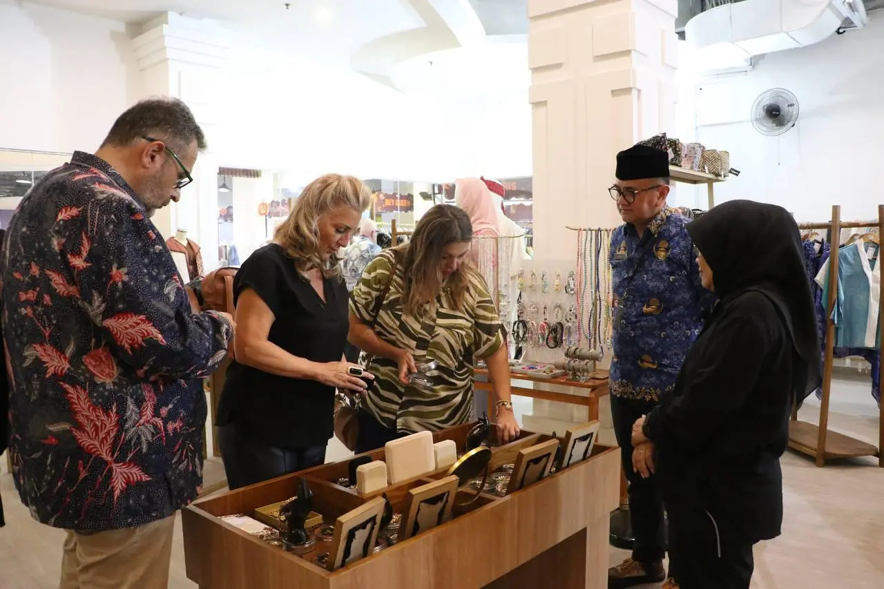 Tamu Delegasi Kagum Dengan Produk Lokal Bandung saat Kunjungi Galeri Patrakomala Dekranasda di Braga Citywalk