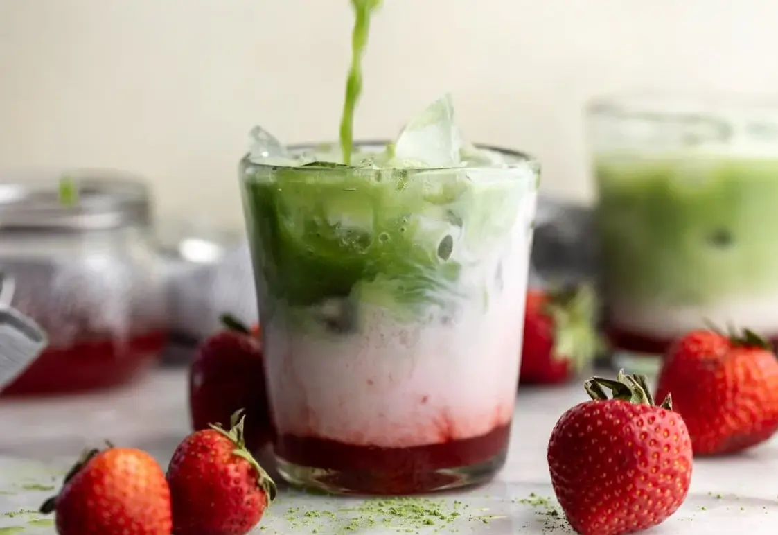 Segar dan Creamy! Begini Cara Bikin Strawberry Matcha Latte Gula Aren di Rumah