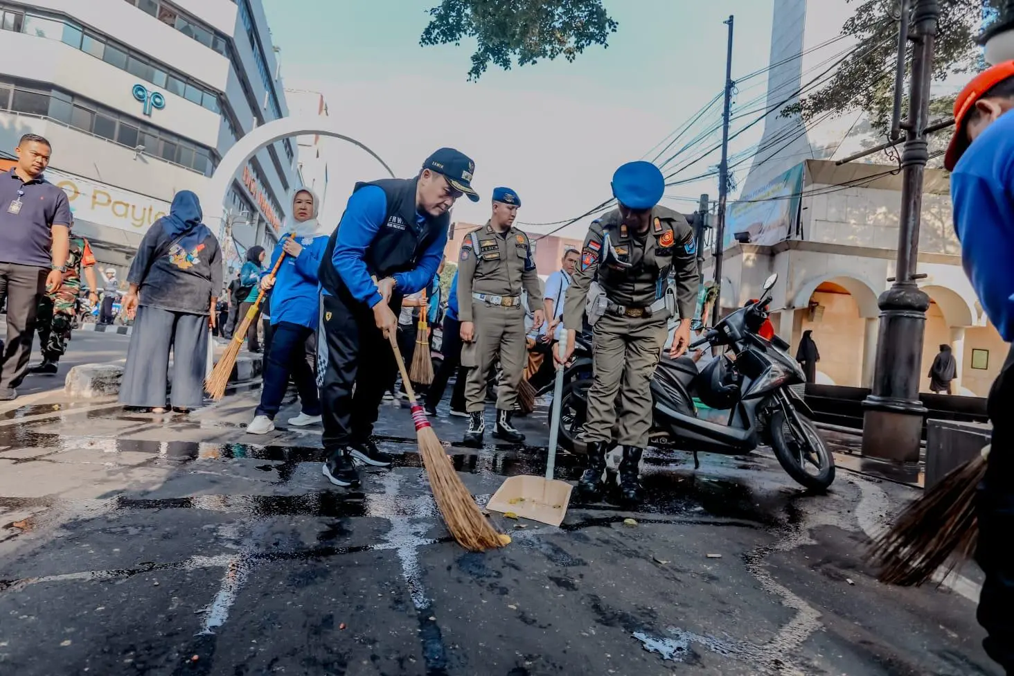 ASN Pemkot Bandung Hingga Komunitas Bersama sama Lakukan Gerakan Bebersih Bandung