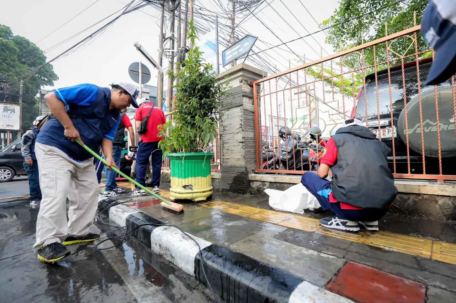 Ribuan Warga Antusias Mengikuti Kegiatan Bebersih Bandung Dalam Rangka Hari Jadi Kota Bandung ke 215