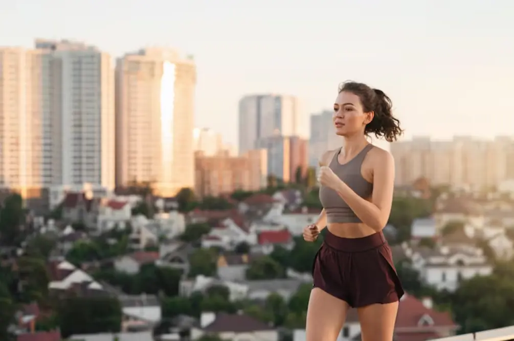 Lari di Tengah Cuaca Panas? Ini 5 Tips Biar Nggak Cepat Lemas atau Pingsan!