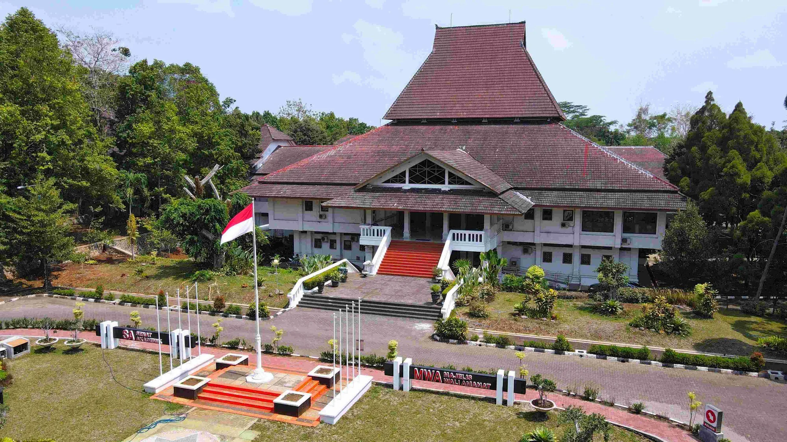 Deretan Universitas Negeri di Jawa Tengah dengan Pendaftar Terbanyak dan Jurusan Unggulan
