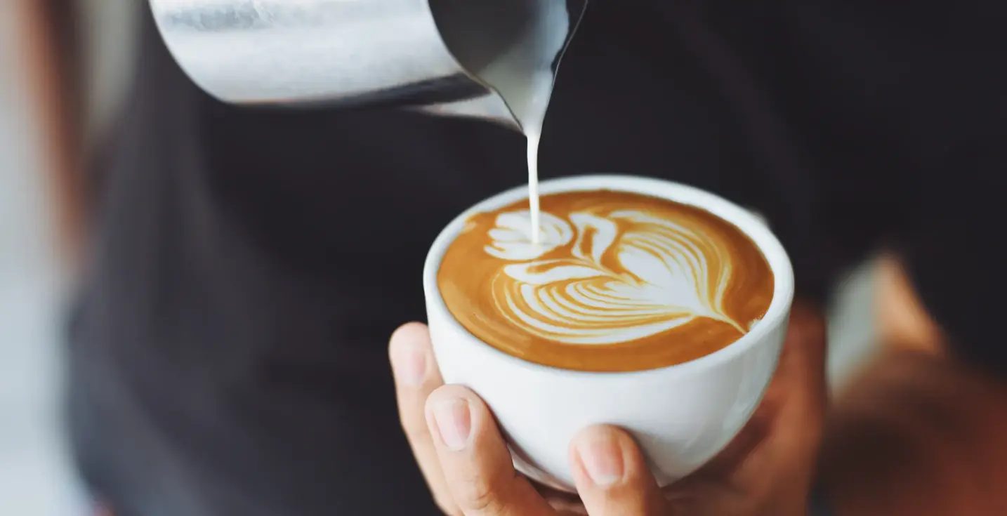 Cuma 5 Langkah! Bikin Es Kopi Susu Gula Aren Seenak Janji Jiwa