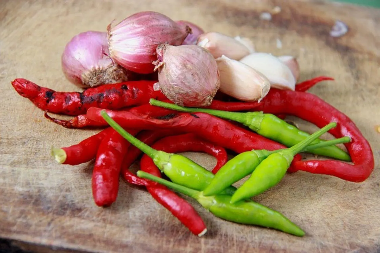 Cek di Sini! Bapanas Laporkan Harga Cabai Rawit Merah dan Bawang Merah Kompak Turun