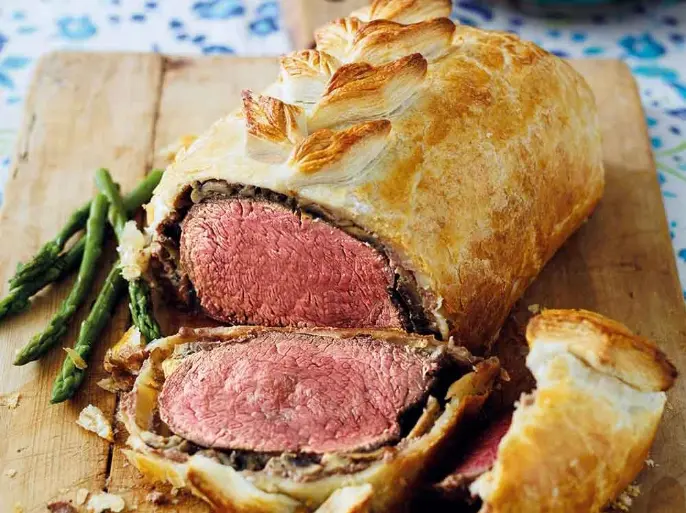 Beef Wellington: Hidangan Klasik Inggris dengan Lapisan Puff Pastry