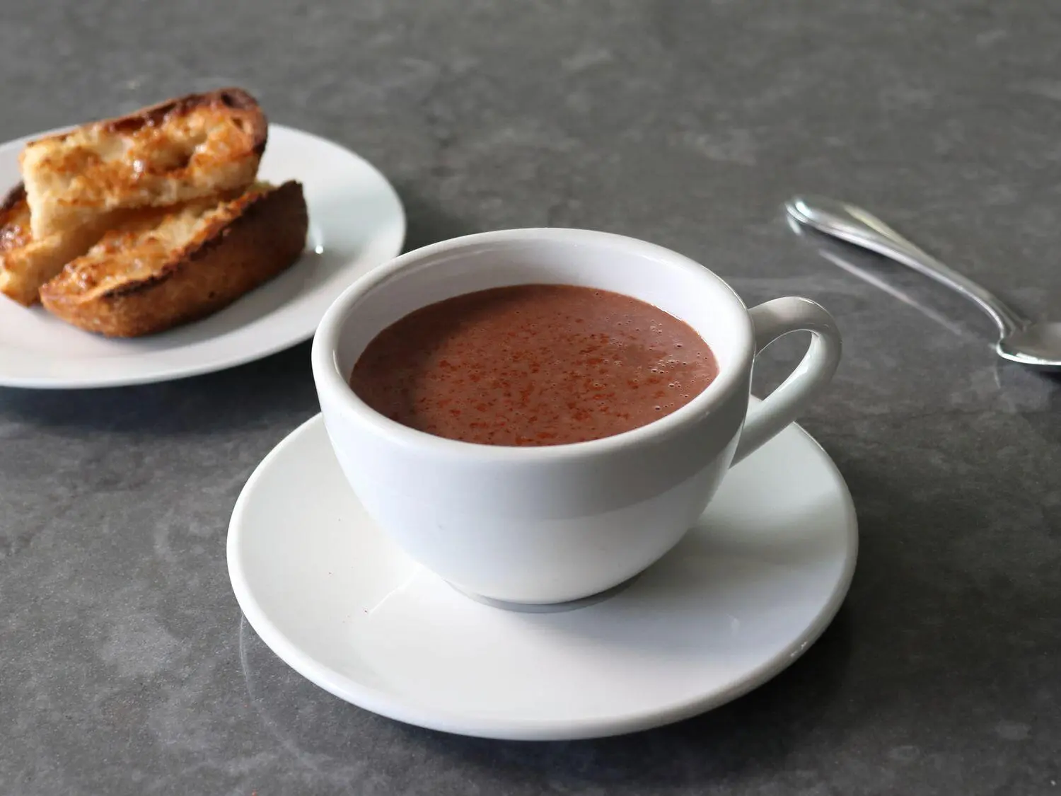 Rahasia Bikin Hot Chocolate Seenak Kafe Cuma dari Dapur Sendiri