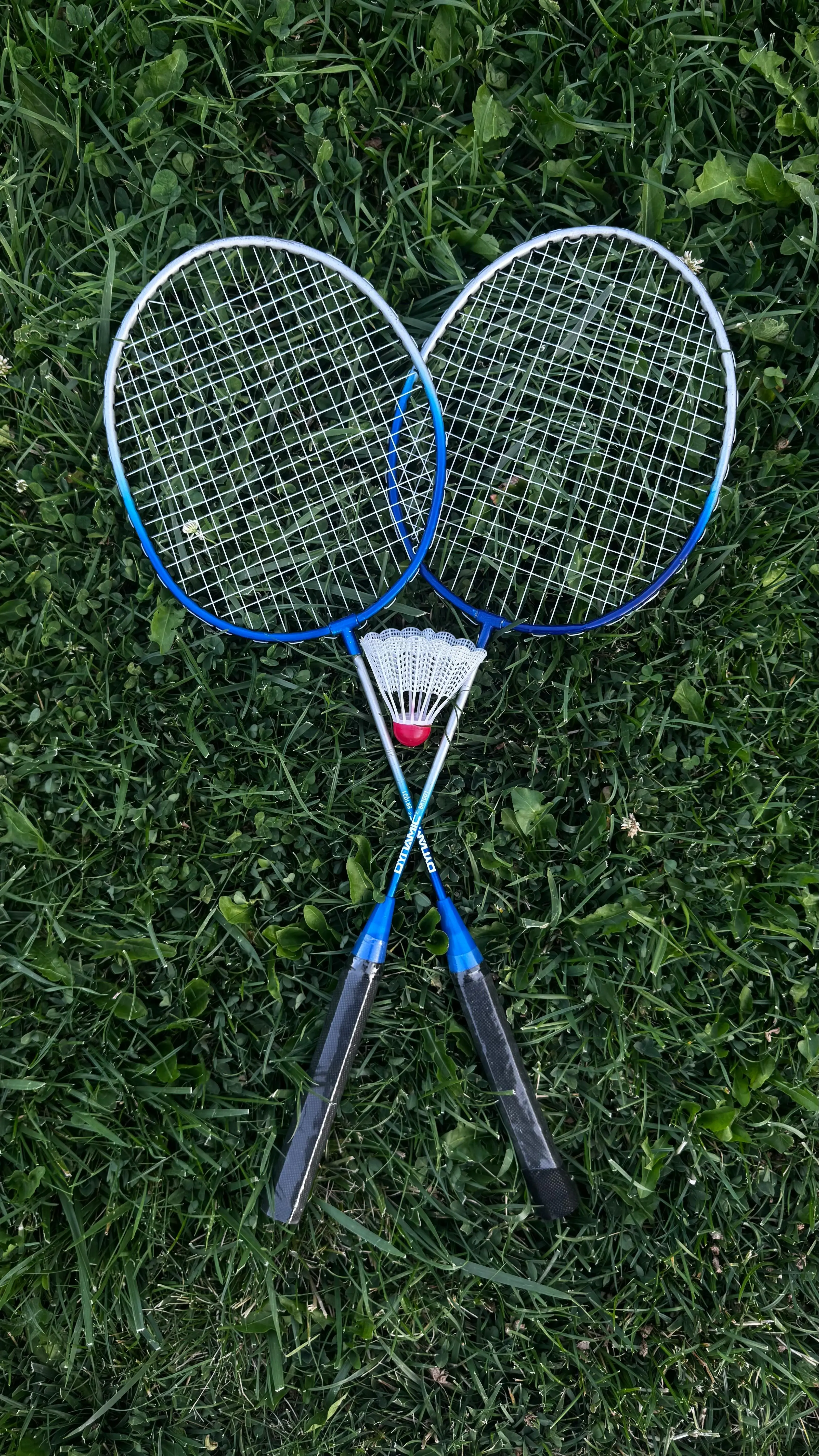 Revolusi Lapangan: Kisah Evolusi Raket Badminton, dari Kayu Berat ke Karbon Ringan