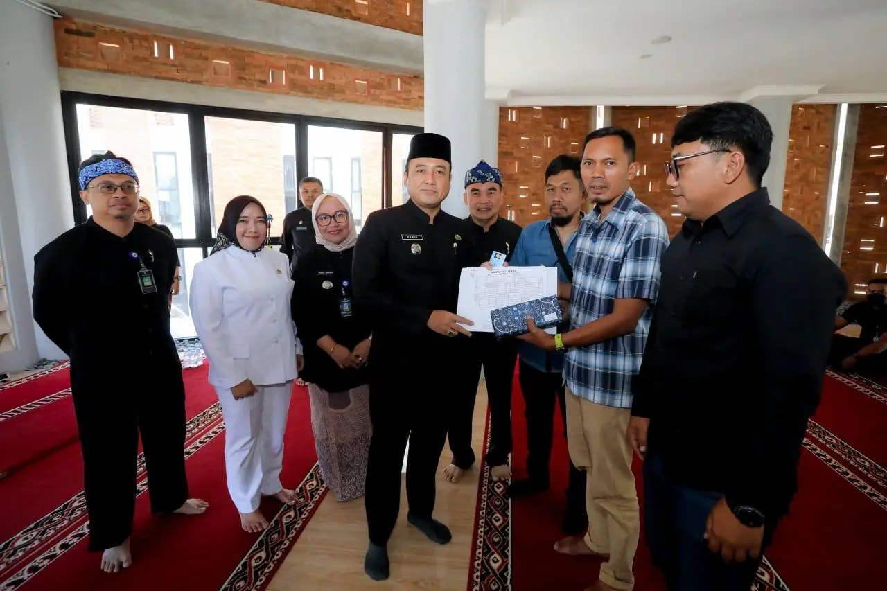Disdukcapil Serahkan Dokumen Kependudukan untuk 120 KK di Rumah Deret Tamansari Bandung