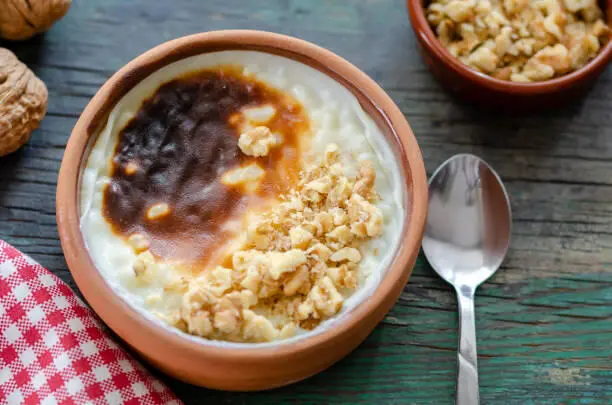 Dessert Simple Ala Kafe: Begini Cara Bikin Rice Pudding Super Lembut di Rumah