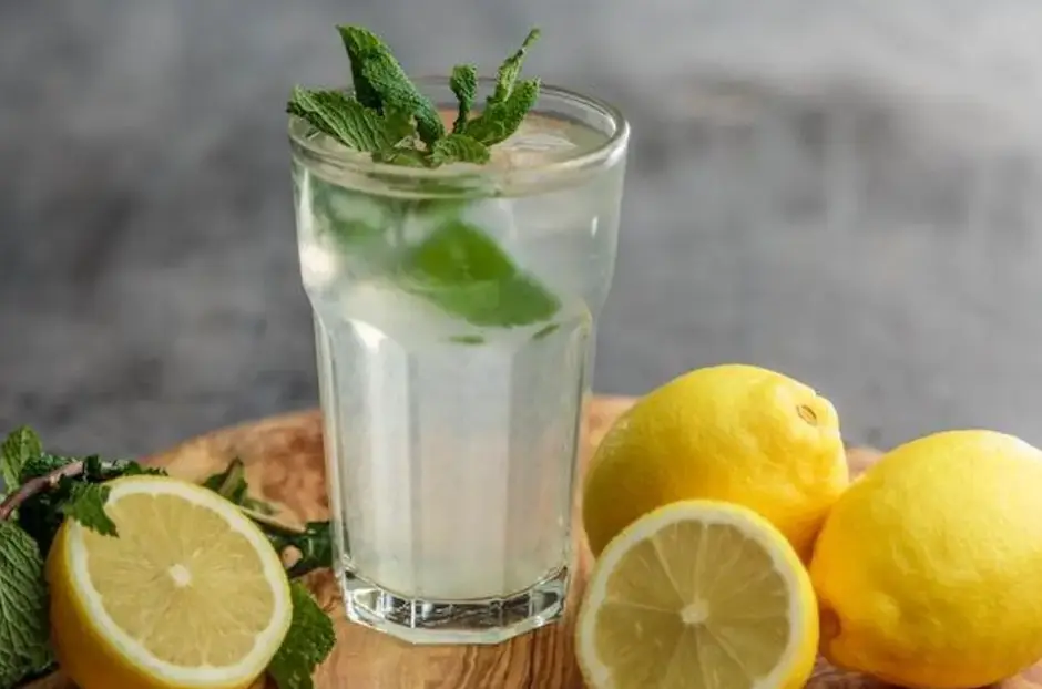 Rasa Asam dan Manis yang Nyegerin! Resep Fresh Squeezed Lemonade dengan Madu dan Selasih untuk Cuaca Panas