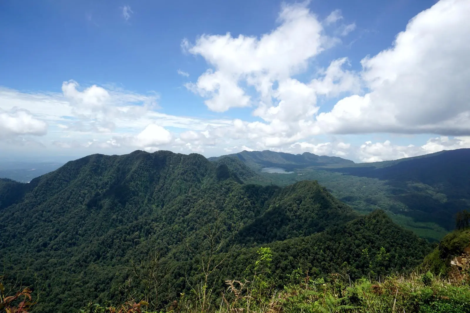 Baru Mau Coba Naik Gunung? Ini 3 Gunung di Bandung yang Paling Aman untuk Pemula