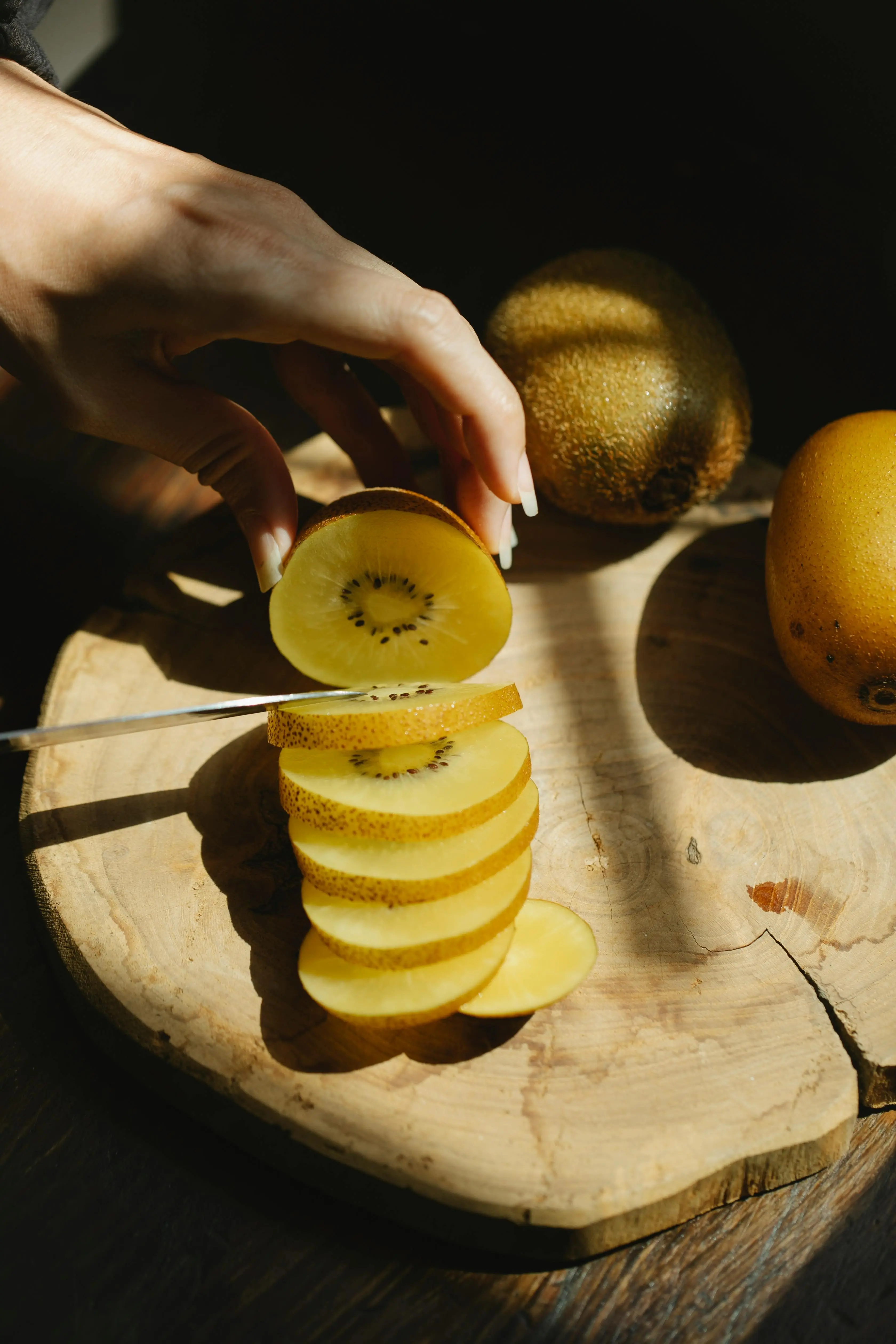 Bukan Sekadar Hijau: NIH Ungkap Kiwi Adalah Sumber Tersembunyi Vitamin K yang Kuat