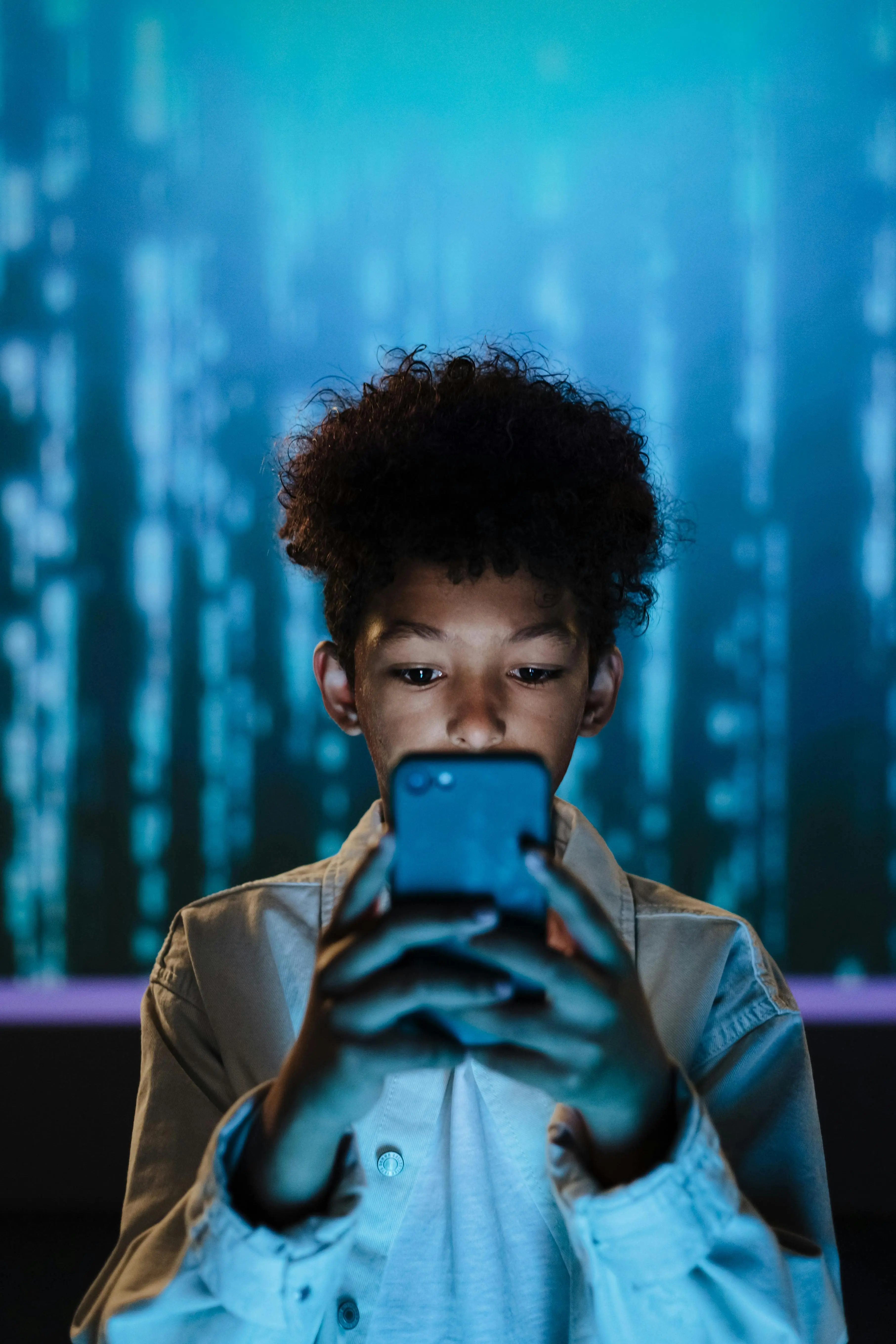 Lebih dari Sekadar Lelah: Efek Tersembunyi Radiasi Layar Gadget pada Retina dan Tidur