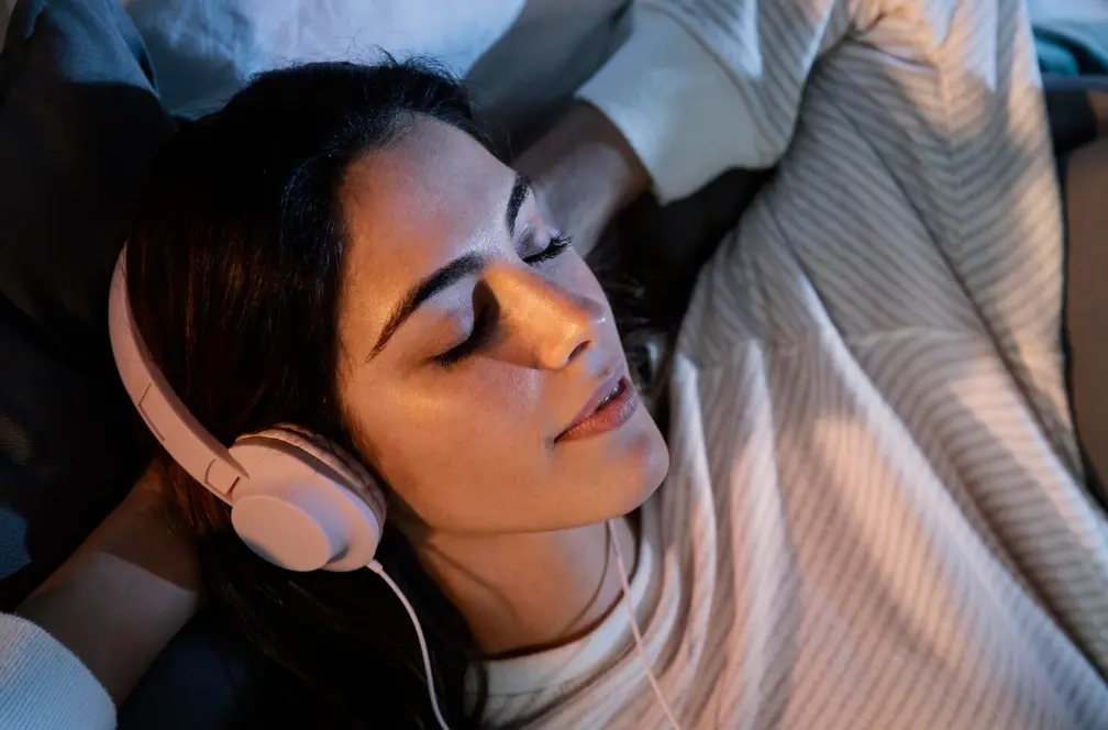 Butuh Lagu Pengantar Tidur? Coba Putar Beberapa Lagu Kpop Ini yang Bikin Hati Adem
