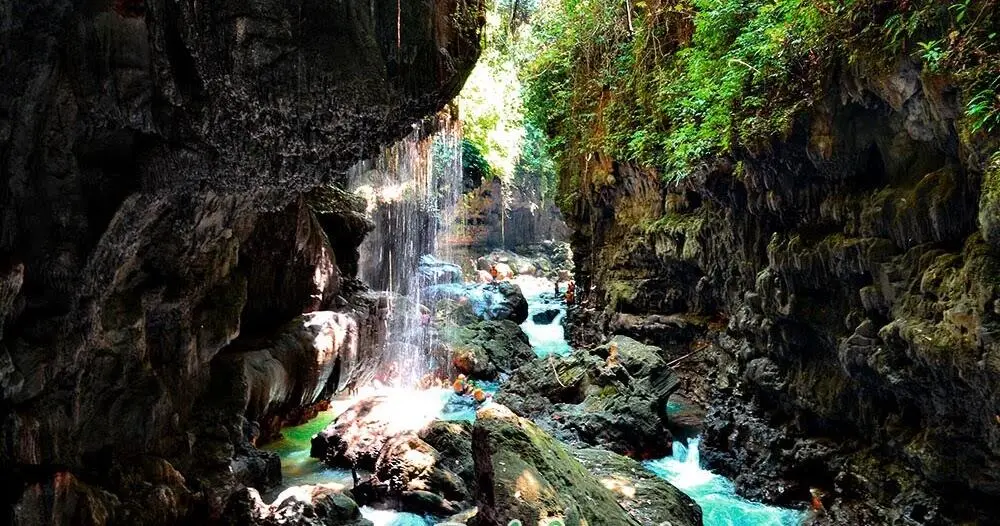 “Dari Sungai Berhantu ke Surga Wisata: Misteri yang Menyelimuti Green Canyon Pangandaran