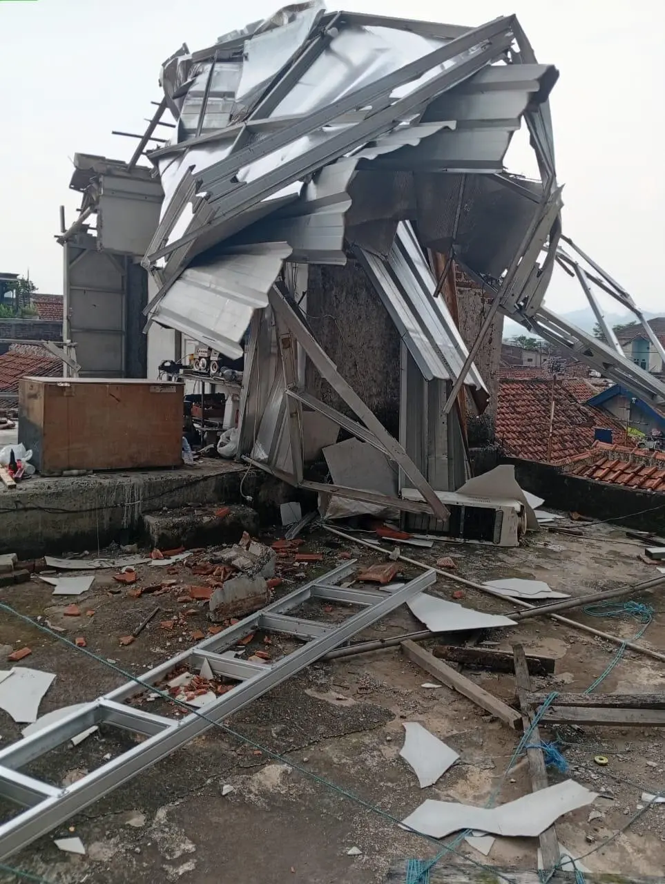 Puluhan Rumah di Bojongsoang Rusak Akibat Puting Beliung, Warga Mulai Bersihkan Reruntuhan