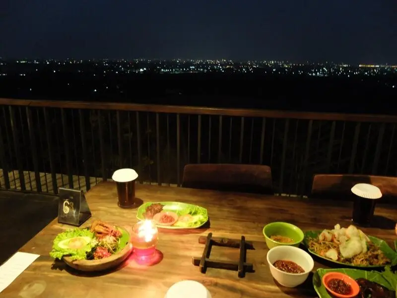 3 Rekomendasi Kuliner Malam Paling Populer di Cirebon yang Selalu Ramai Diserbu Wisatawan