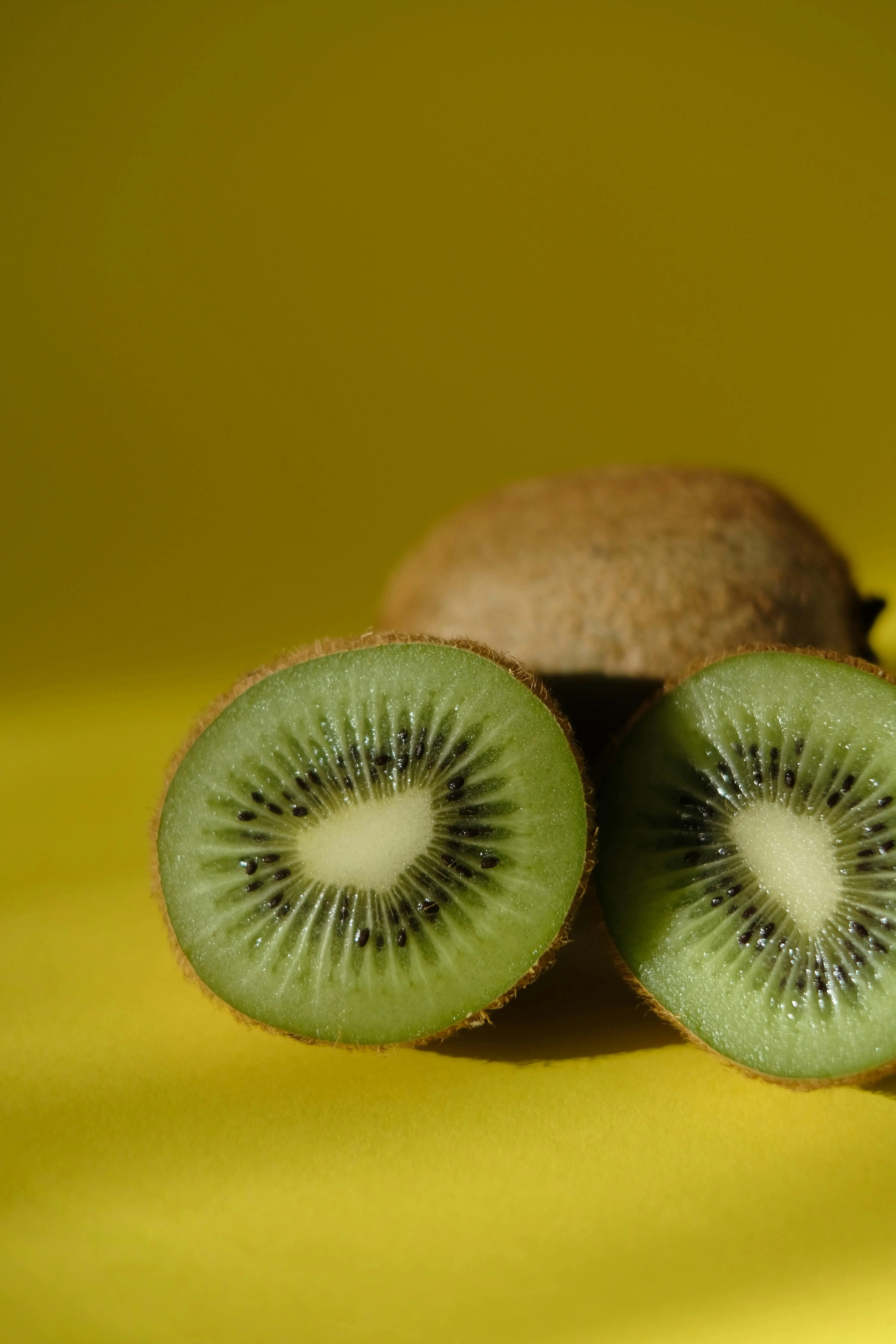 Bukan Hanya Wortel: Kiwi, Senjata Ampuh Melindungi Penglihatan dari Kerusakan
