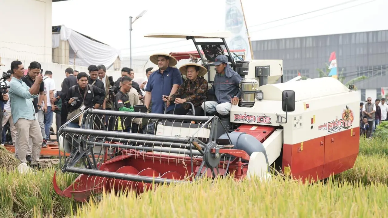 Bupati Bandung Kang DS Ingatkan Bantuan Alsintan Harus Dimanfaatkan Bersama, Bukan Dikuasai Pribadi