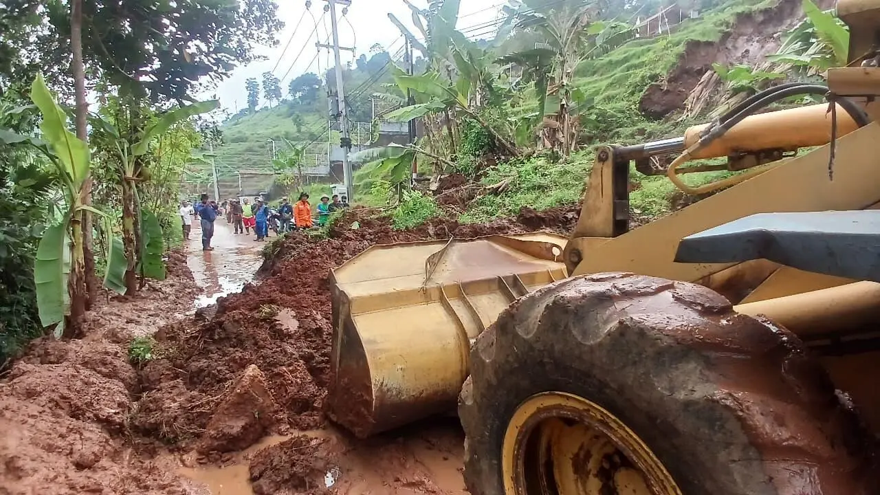 Hati-Hati! Longsor Lagi Tutup Jalan Desa Dampit dan Tanjungwangi, Warga Cicalengka Diimbau Waspada