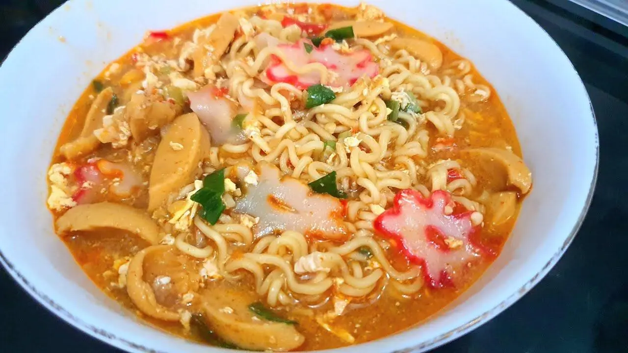 Resep Mie Nyemek Bumbu Seblak, Sensasi Kuah Kental Pedas yang Menggugah Selera