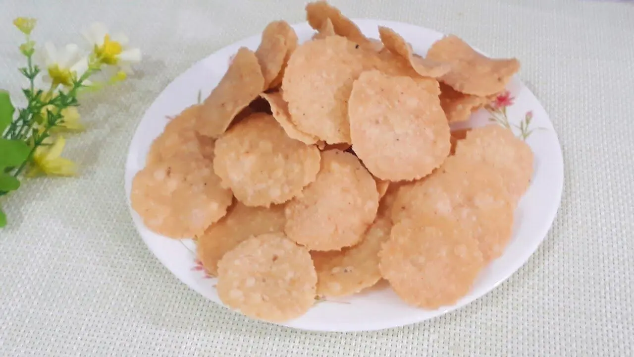 Mau Camilan Ekonomis tapi Enak? Cobain Resep Keripik Tepung Beras yang Lagi Viral Ini