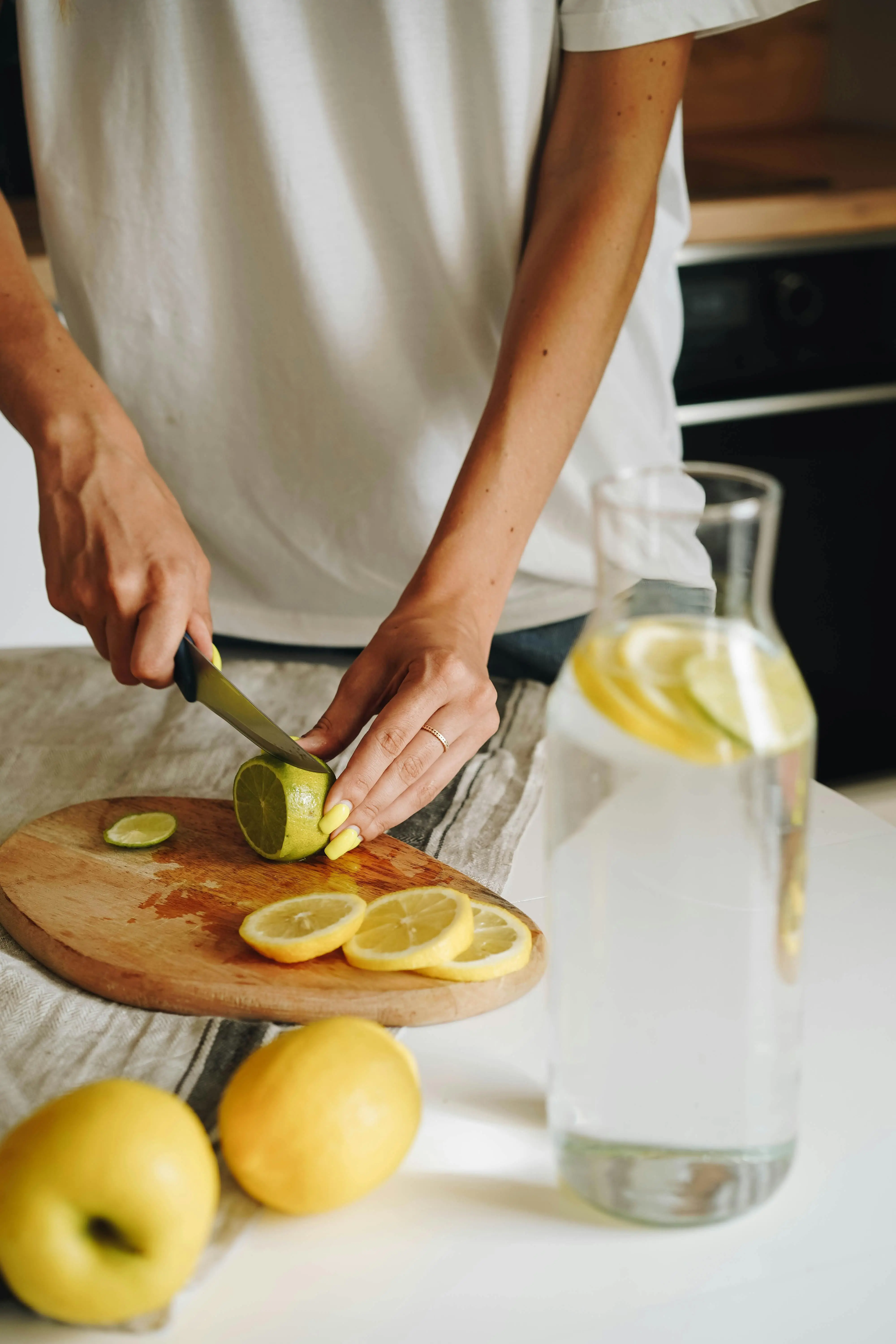 Resep Infused Water Jeruk Paling Populer dan Tips Memaksimalkan Manfaat Hidrasinya