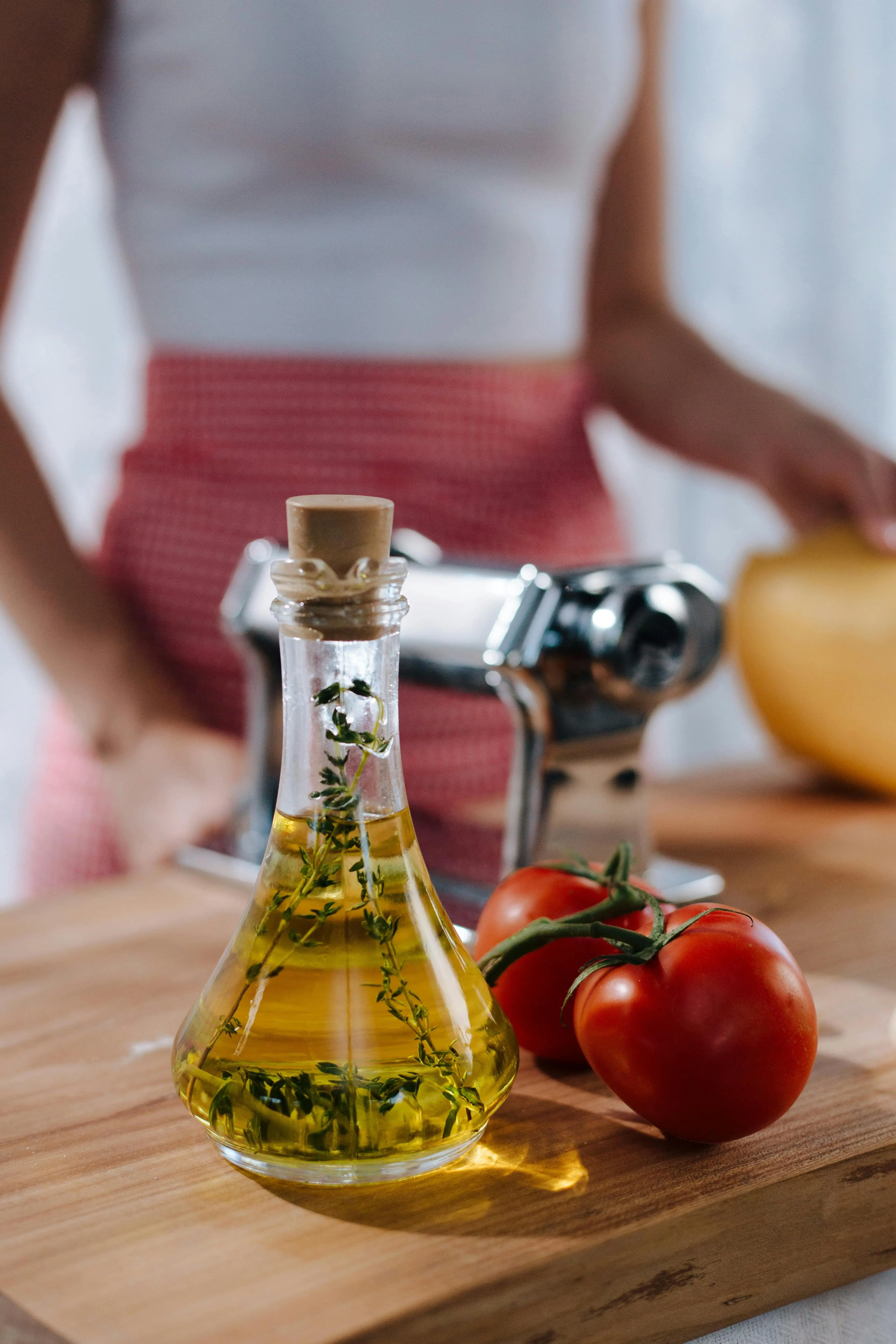 Mengawetkan Tomat dengan Minyak Zaitun: Resep Kuno yang Bikin Rasa Tomat Meledak di Mulut